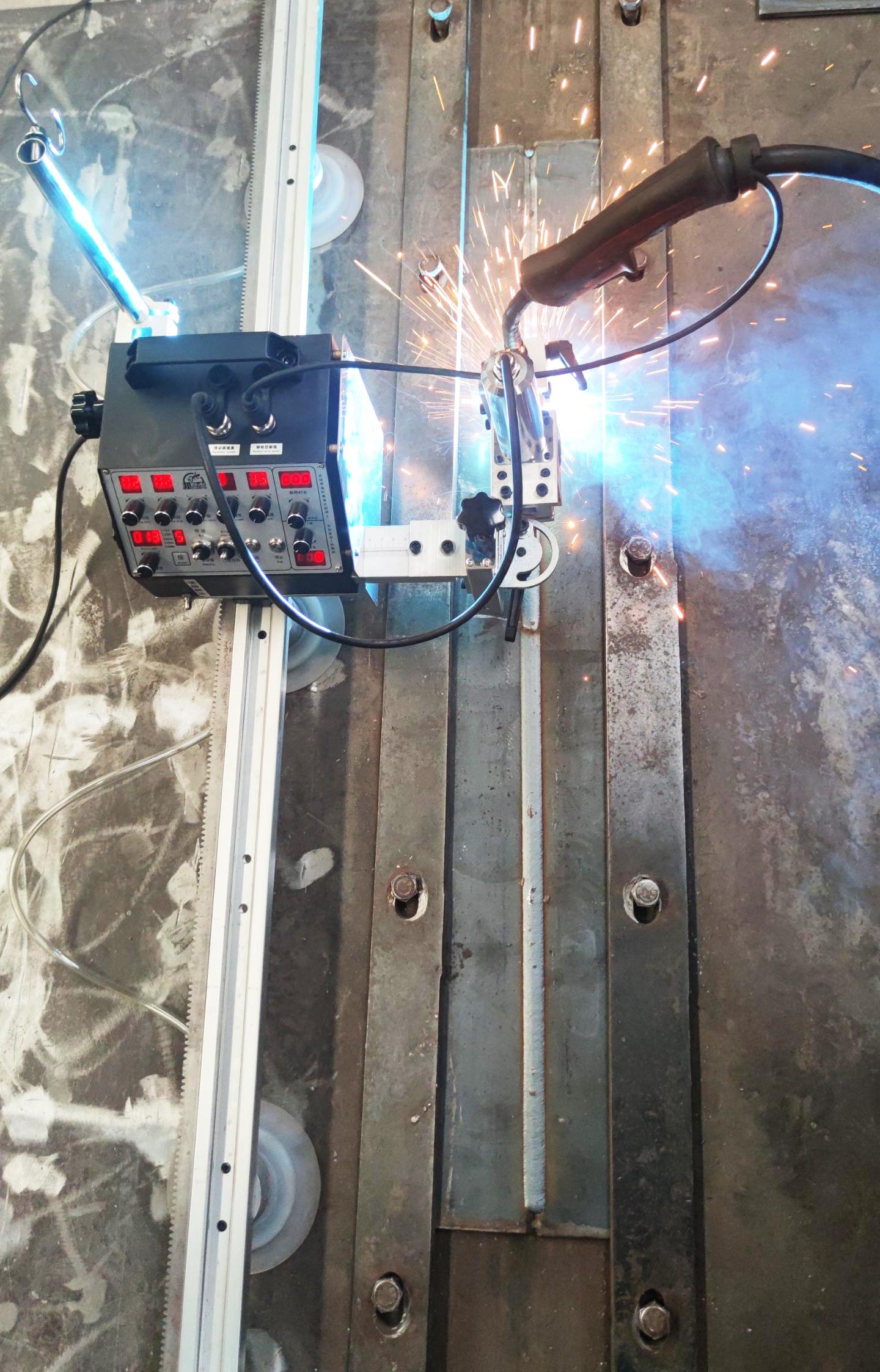 Shipbuilding welding machine on vertical seam