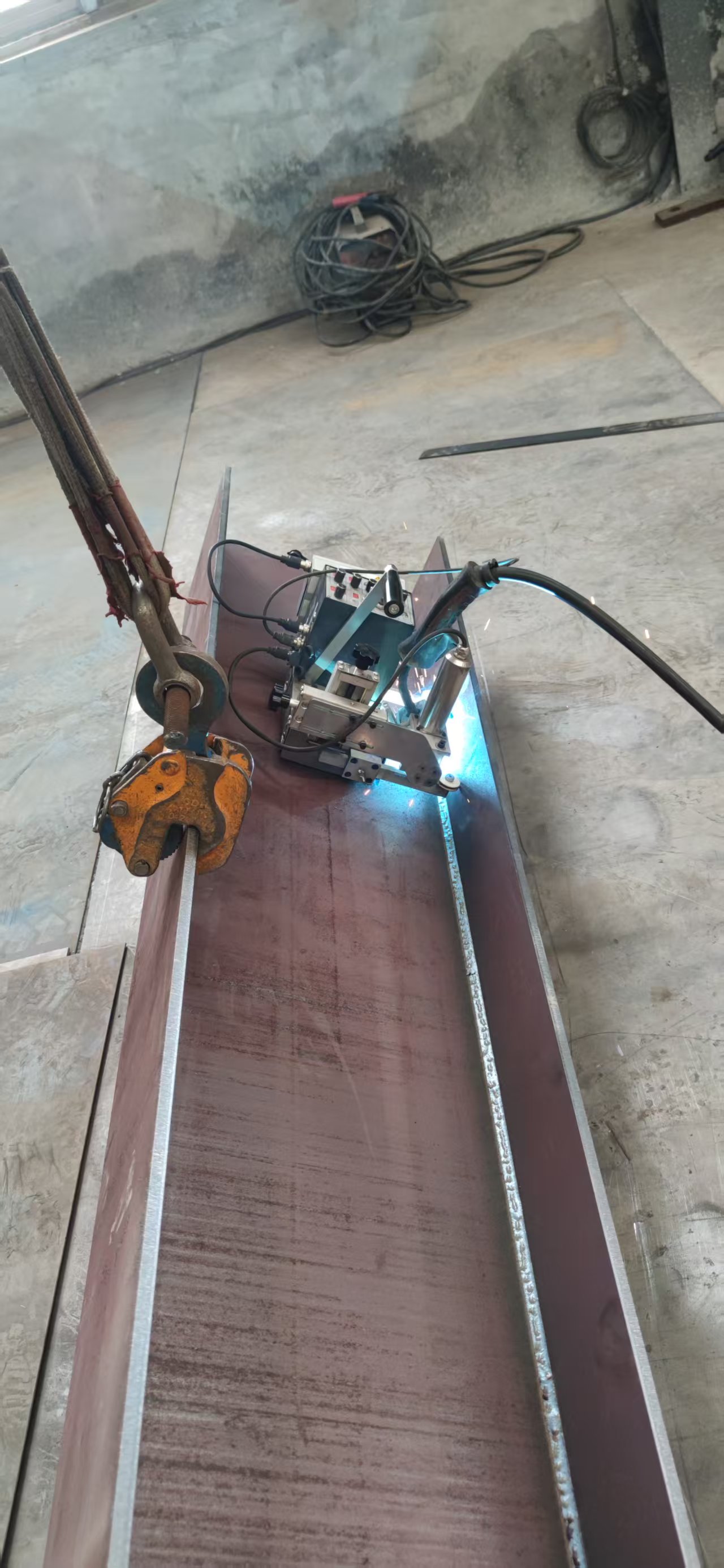 Corner fillet welding carriage on vertical H-beam web