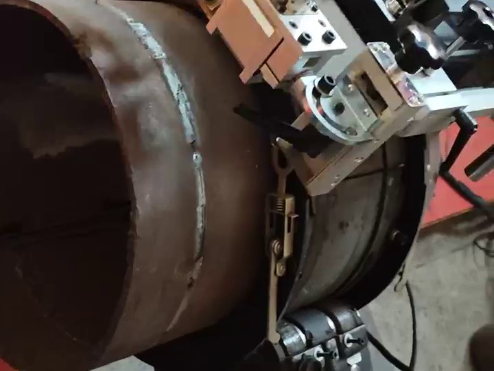 Magnetic crawler welding robot inside a pipe