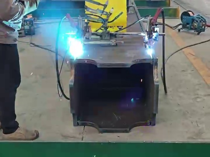 Dual-torch fillet welding carriage on a box beam